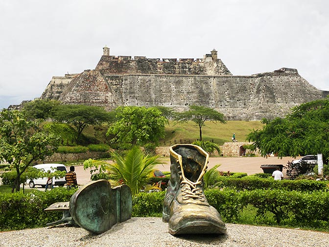 Monumento a Los Zapatos Viejos y detrás El Castillo de San Felipe de Barajas - Hoteles en Cartagena